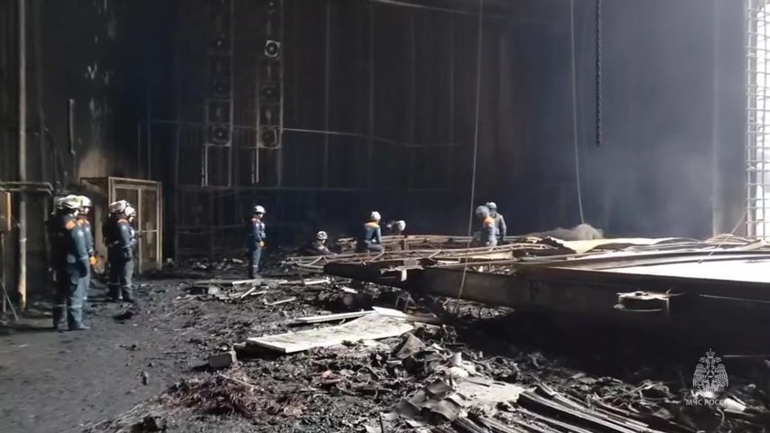 Hasiči uhasili požár koncertní síně po útoku u Moskvy, záchranné práce trvají